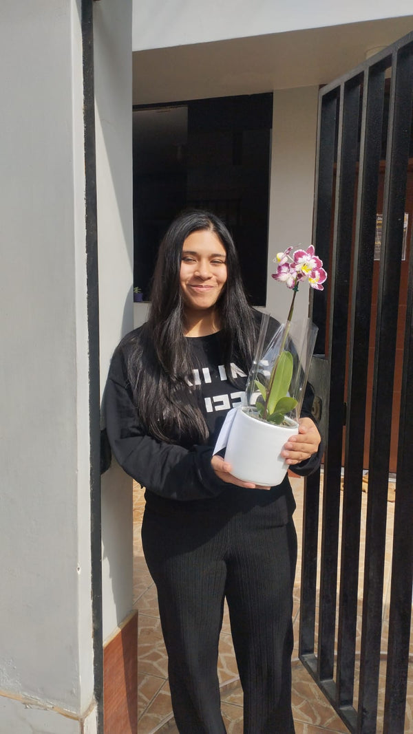 Cliente de ORKIDEA con su orquídea