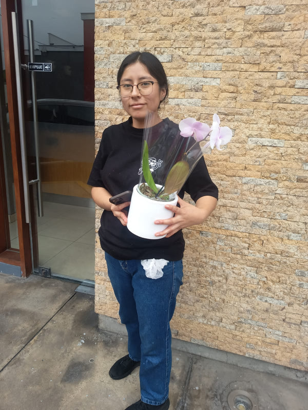 Cliente de ORKIDEA con su orquídea