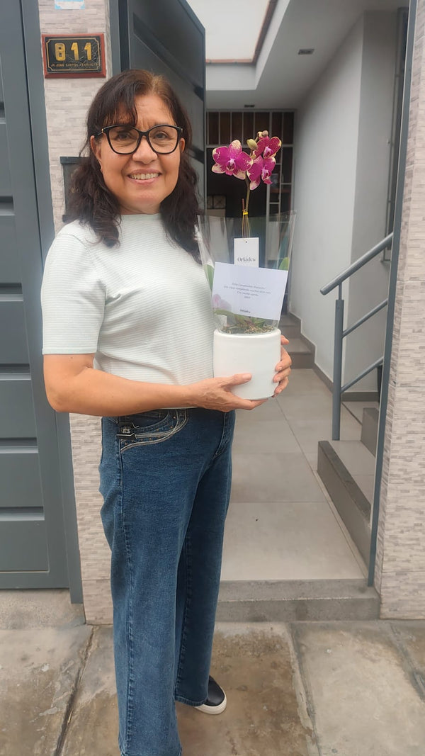 Cliente de ORKIDEA con su orquídea