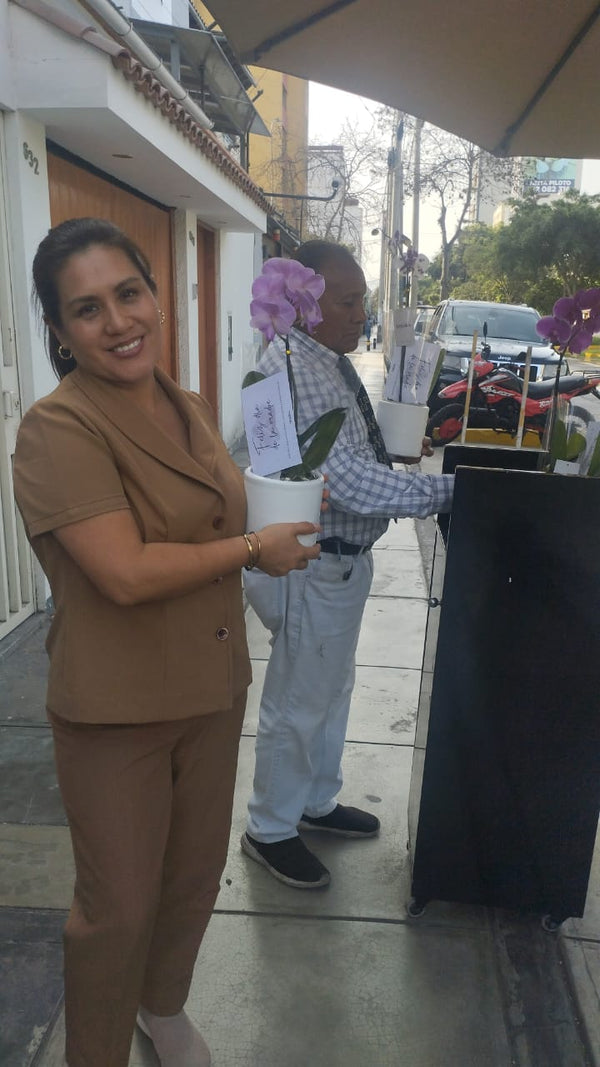 Cliente de ORKIDEA con su orquídea