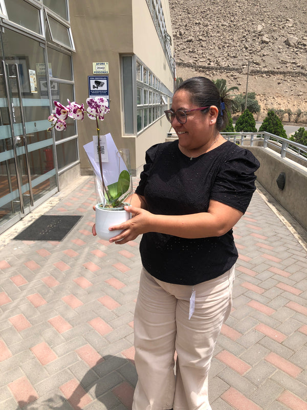 Cliente de ORKIDEA con su orquídea