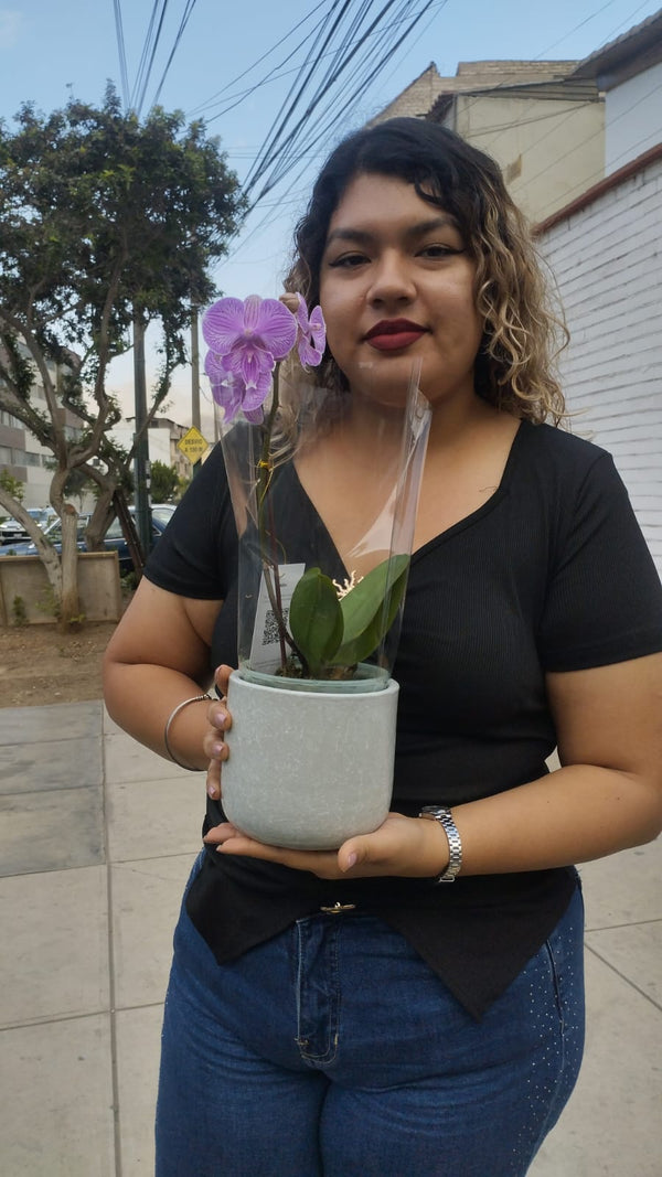 Cliente de ORKIDEA con su orquídea