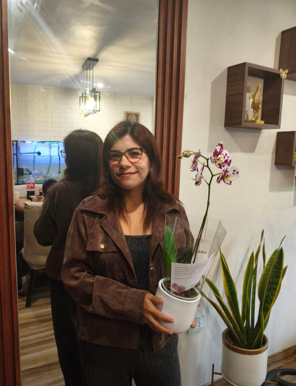 Cliente de ORKIDEA con su orquídea