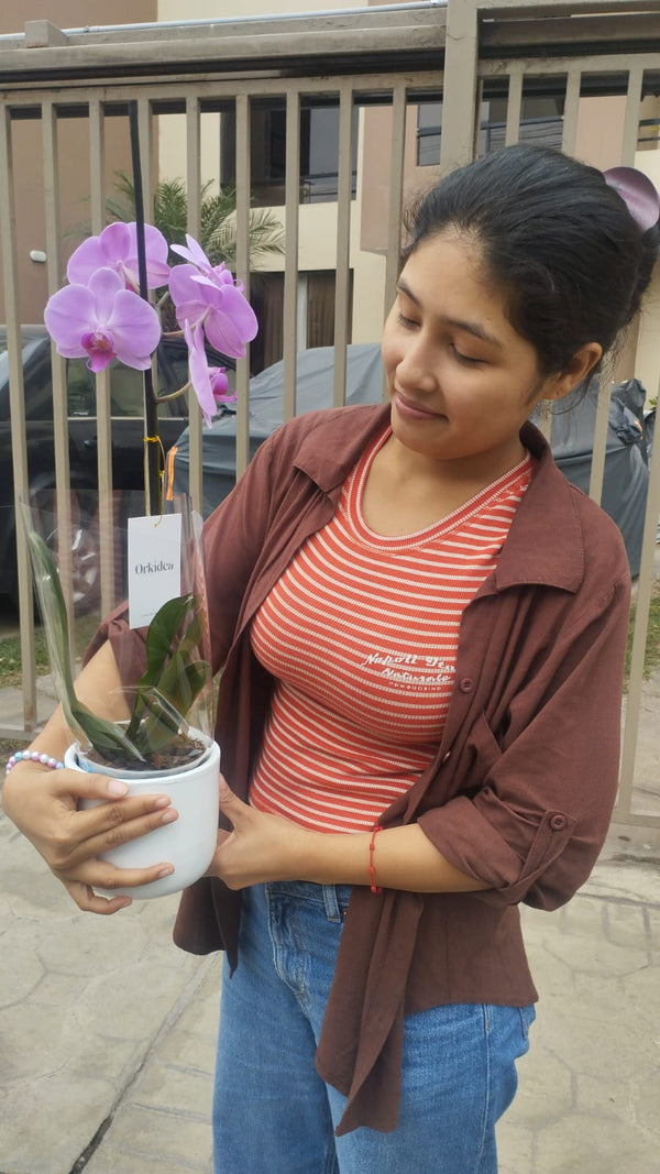 Cliente de ORKIDEA con su orquídea